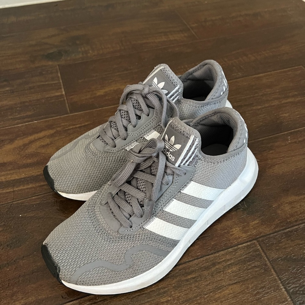 Adidas Tennis Shoes